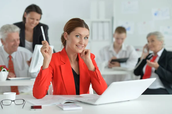 Gruppe Erfolgreicher Geschäftsleute Die Modernen Büros Arbeiten — Stockfoto