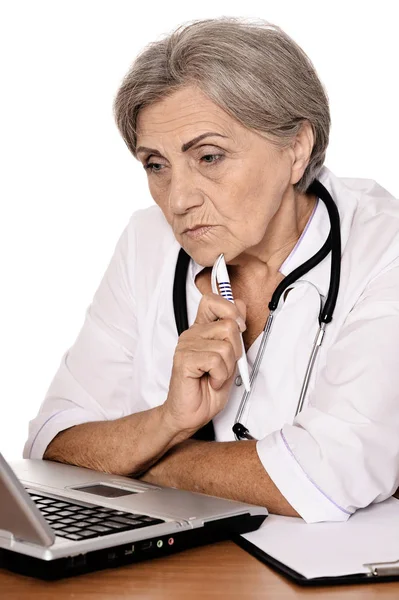 Zelfverzekerde Vrouwelijke Arts Zittend Aan Tafel Met Laptop — Stockfoto