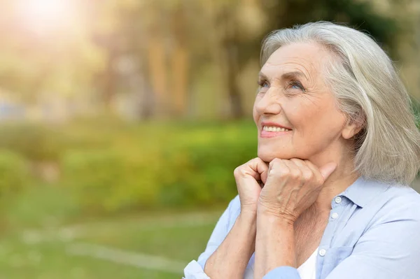 Feliz Anciano Hermosa Mujer Primavera Parque — Foto de Stock