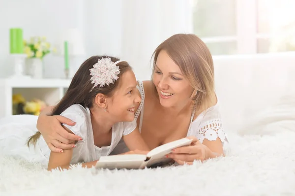 Menina Bonito Pouco Com Livro Leitura Mãe Casa — Fotografia de Stock