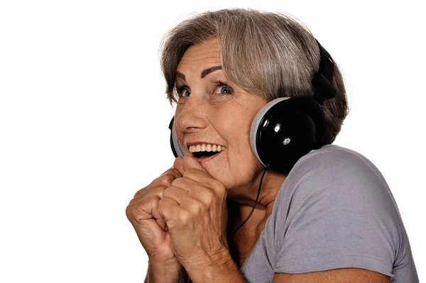 Wanita Senior Mendengarkan Musik Headphone Terisolasi Latar Belakang Putih — Stok Foto