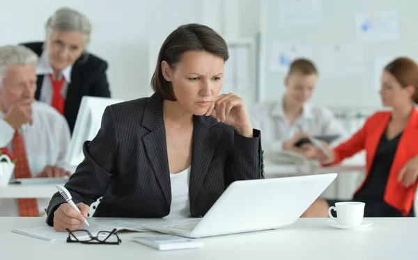 Gruppe Erfolgreicher Geschäftsleute Die Modernen Büros Arbeiten — Stockfoto