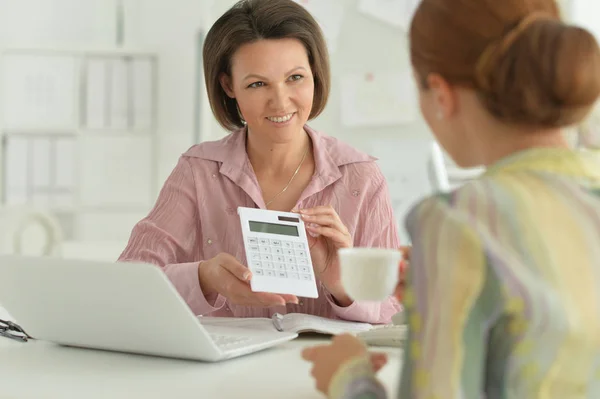 Jonge Zakenvrouwen Die Een Modern Kantoor Werken — Stockfoto