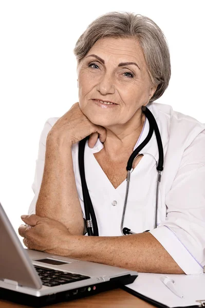 Doctora Confiada Sentada Mesa Con Laptop — Foto de Stock