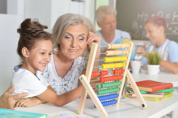 Grand Mère Avec Petite Fille Mignonne Faisant Des Devoirs Ensemble — Photo