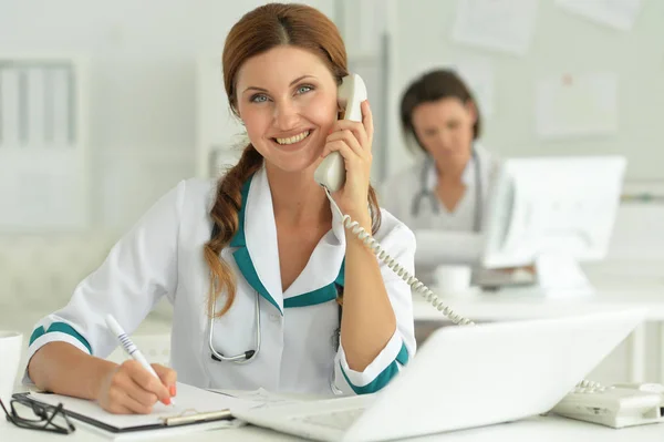 Arzt Sitzt Bei Der Arbeit Krankenhaus Schreibtisch — Stockfoto