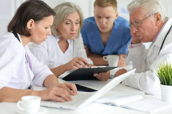 Médecins Professionnels Travaillant Dans Cabinet — Photo