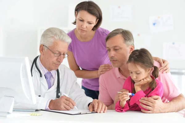 Ung Familj Besöka Läkare — Stockfoto