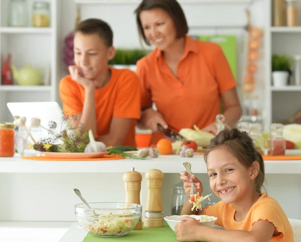 Söt Flicka Äter Utsökt Färsk Sallad Köket — Stockfoto