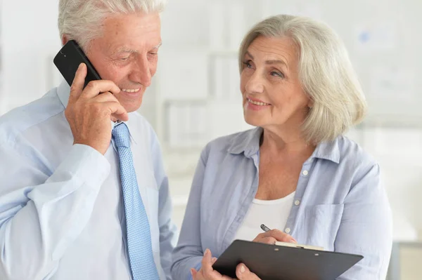 Old Business People Office Man Talking Smartphone — Stock Photo, Image