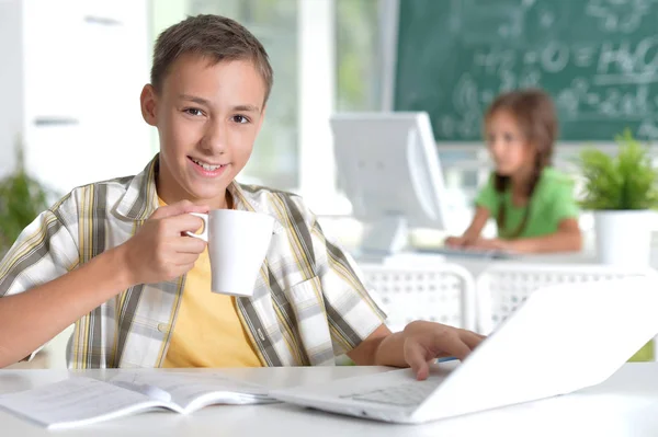 Menino Usando Laptop Moderno Casa — Fotografia de Stock