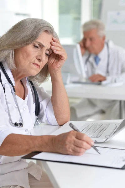 Medici Professionisti Che Lavorano Nel Gabinetto — Foto Stock