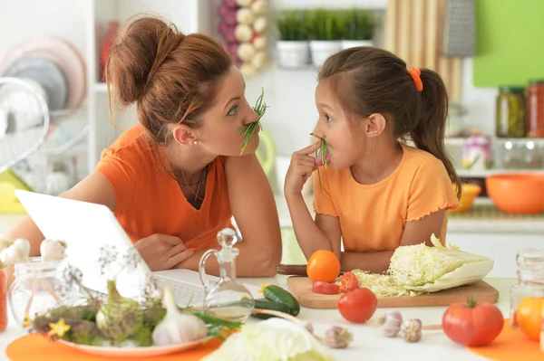 Söt Liten Flicka Med Sin Mamma Matlagning Tillsammans Vid Köksbordet — Stockfoto