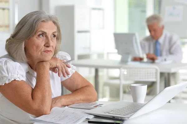 Des Gens Affaires Chevronnés Qui Travaillent Ensemble Dans Bureau Moderne — Photo