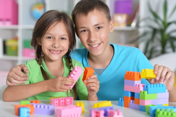 Broder Och Syster Leker Med Färgglada Plastblock Tillsammans — Stockfoto