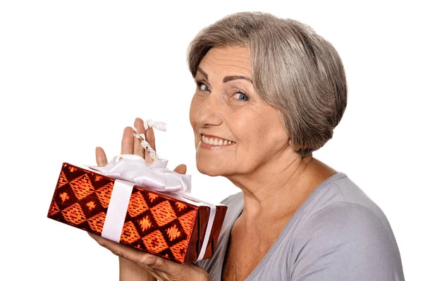 Портрет Усміхненої Старшої Жінки Яка Позує Подарунком Ізольовано Білому Тлі — стокове фото