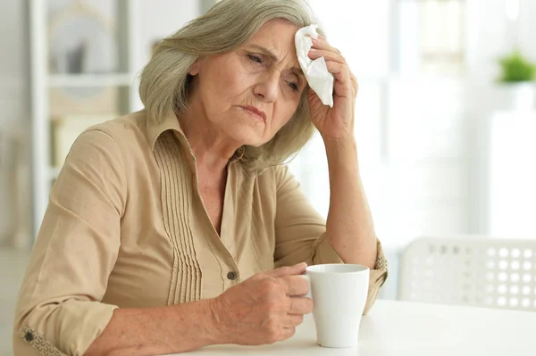 Nahaufnahme Porträt Einer Traurigen Seniorin Mit Kopfschmerzen — Stockfoto