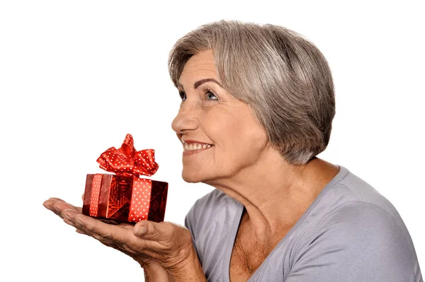 Porträt Einer Lächelnden Seniorin Die Mit Geschenk Isoliert Auf Weißem — Stockfoto