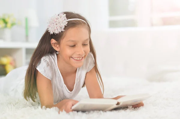 可爱的小女孩在家里看书 — 图库照片