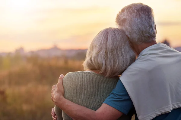 Senior Femme Homme Dans Parc Vue Arrière — Photo