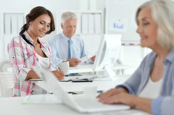 Empresarios Senior Exitosos Trabajando Juntos Una Oficina Moderna — Foto de Stock