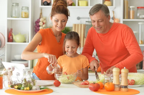Familj Matlagning Tillsammans Vid Köksbordet — Stockfoto