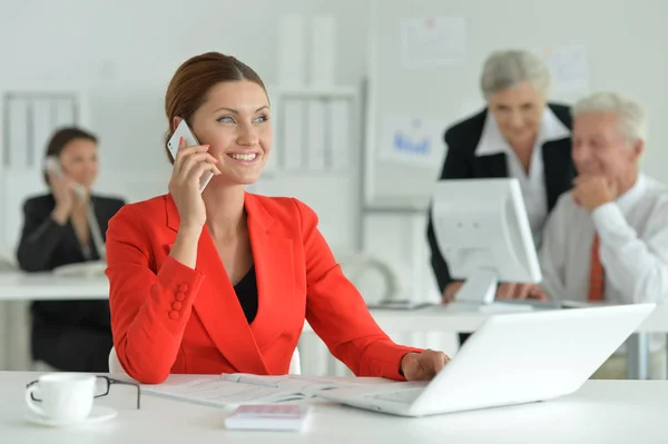 Modern Ofiste Çalışan Başarılı Adamları Grubu Kadını Planda Telefonda Konuşurken — Stok fotoğraf