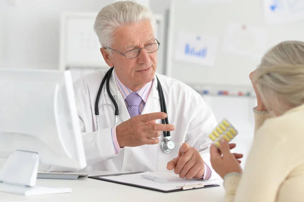 Médico sénior com paciente idoso — Fotografia de Stock