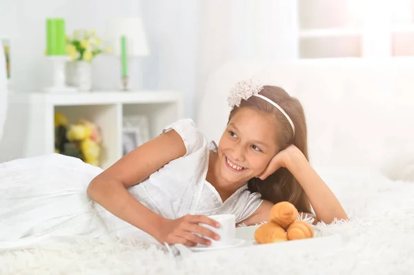 Niña Emocional Con Desayuno Casa Cama —  Fotos de Stock