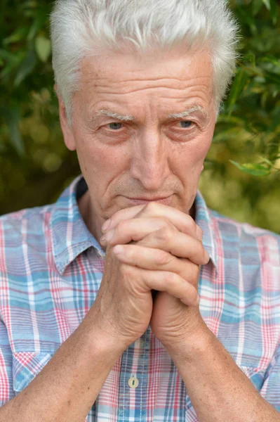 Ritratto Pensante Uomo Anziano Nel Parco — Foto Stock