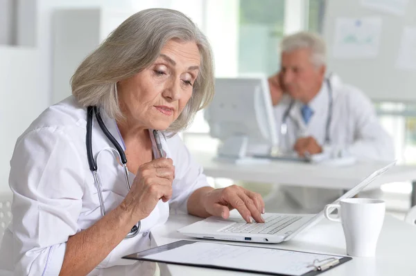 Médicos Profesionales Que Trabajan Gabinete — Foto de Stock