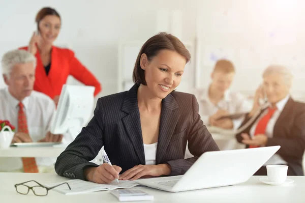 Gruppe Erfolgreicher Geschäftsleute Die Modernen Büros Arbeiten — Stockfoto