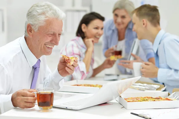 Modern Ofiste Birlikte Öğle Yemeği Olan Adamları — Stok fotoğraf
