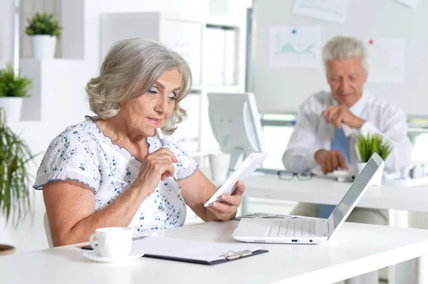 Des Gens Affaires Chevronnés Qui Travaillent Ensemble Dans Bureau Moderne — Photo