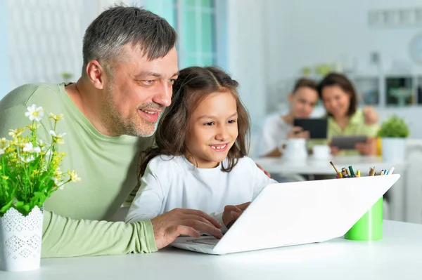 Père Avec Petite Fille Utilisant Ordinateur Portable — Photo