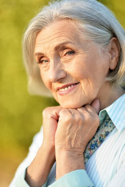 Felice Donna Anziana Sorridente Nel Parco — Foto Stock