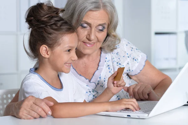 Porträtt Farmor Och Barnbarn Shopping Online — Stockfoto