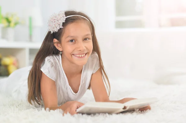 Μικρό Χαριτωμένο Κορίτσι Διαβάζει Βιβλίο Στο Σπίτι — Φωτογραφία Αρχείου