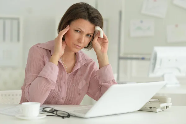 Retrato Una Hermosa Joven Con Dolor Cabeza Trabajando Oficina —  Fotos de Stock