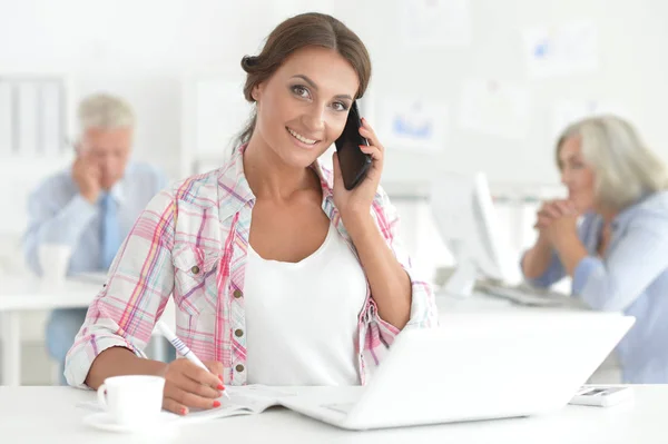 Hermosa Joven Empresaria Trabajando Cargo — Foto de Stock