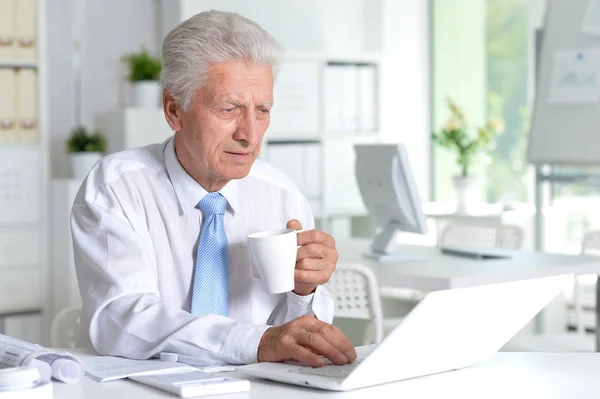 Känslomässig Mogen Affärsman Som Arbetar Kontoret — Stockfoto