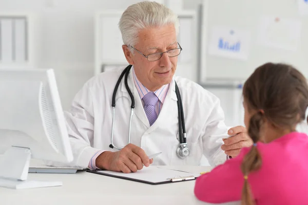 Joven Médico Consultorio — Foto de Stock