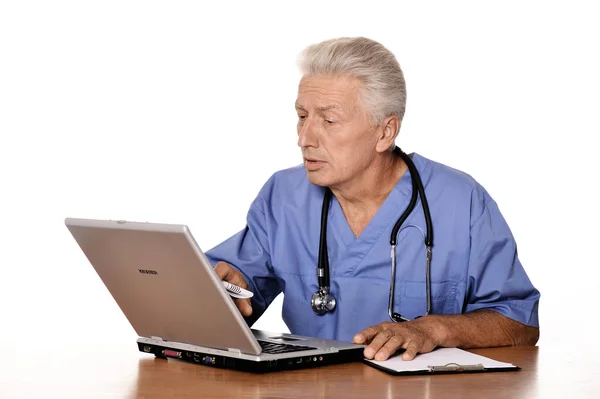 Médico Idoso Com Laptop Fundo Branco — Fotografia de Stock