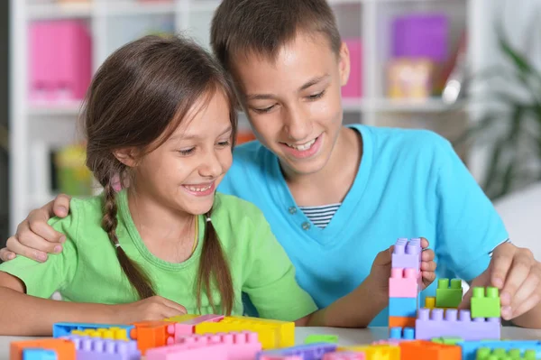 Bruder Und Schwester Spielen Gemeinsam Mit Bunten Plastikklötzen — Stockfoto