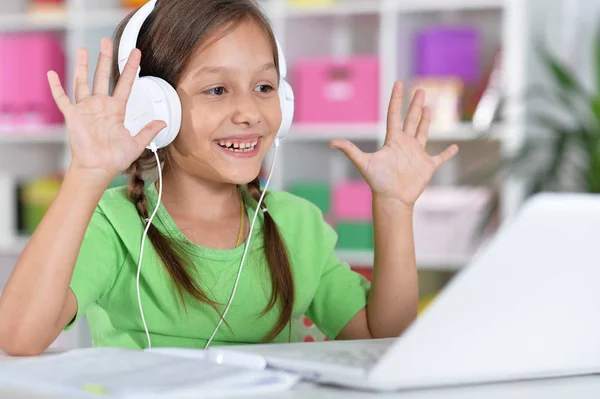 Nettes Kleines Mädchen Mit Kopfhörern Mit Modernem Laptop Ihrem Zimmer — Stockfoto