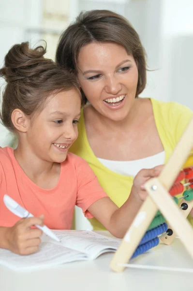 Matka Učí Svou Dceru Používat Abacus Uvnitř — Stock fotografie
