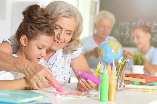 Portret Van Grootmoeder Kleindochter Die Samen Tekenen — Stockfoto