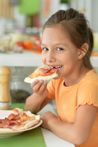 可爱的小女孩吃披萨 — 图库照片