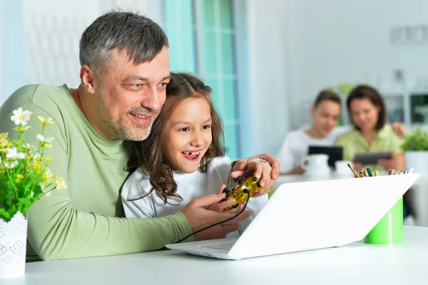 Pappa Med Liten Dotter Använder Laptop Spela Spel — Stockfoto