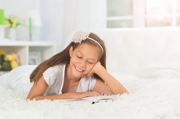 Pequeña Linda Chica Leyendo Libro Casa —  Fotos de Stock